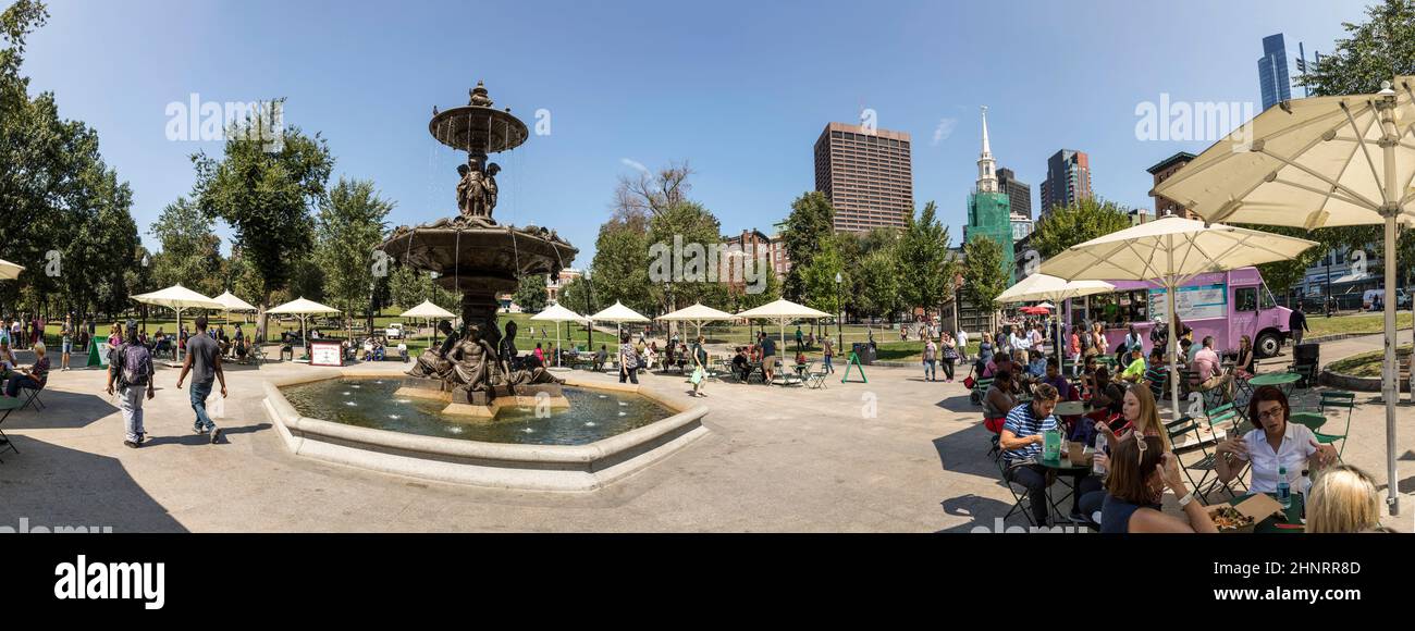 Les gens apprécient le Park Boston Common Banque D'Images