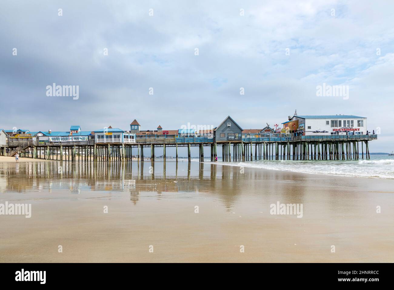 Célèbre ancienne jetée de verger dans Old Orchard Beach. Le Pier a ouvert ses portes au public le 2 juillet 1898, offrant des divertissements de tous types. Banque D'Images