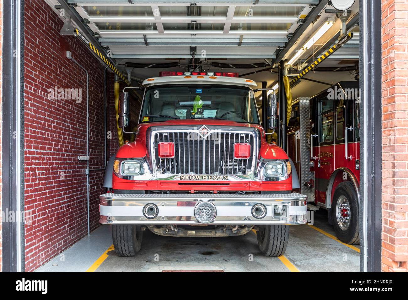 Les pompiers de Skowhegan sont prêts à commencer. La caserne de pompiers, construite en 1904 selon une conception de William R. Miller Banque D'Images