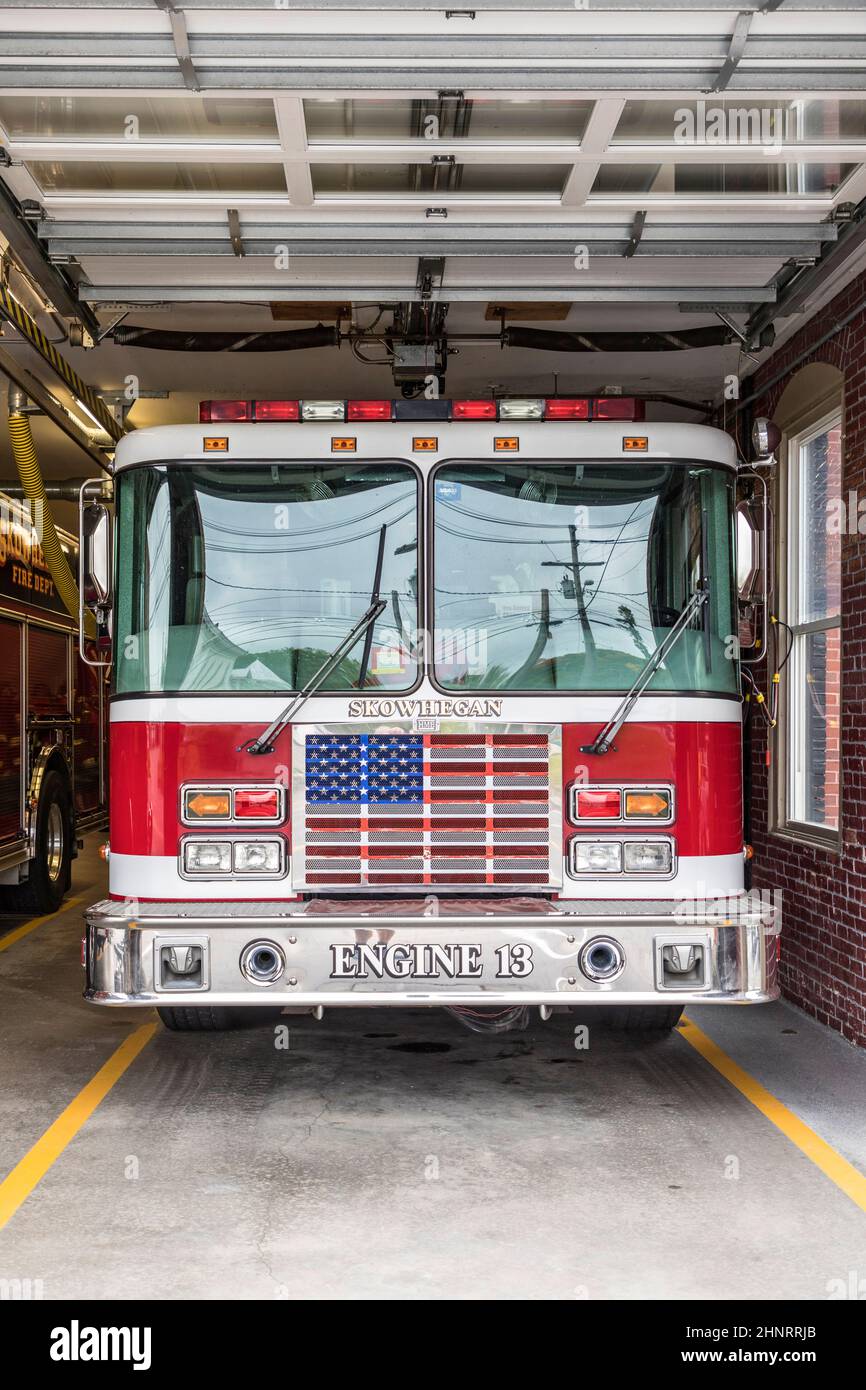 Les pompiers de Skowhegan sont prêts à commencer. La caserne de pompiers, construite en 1904 selon une conception de William R. Miller. Banque D'Images