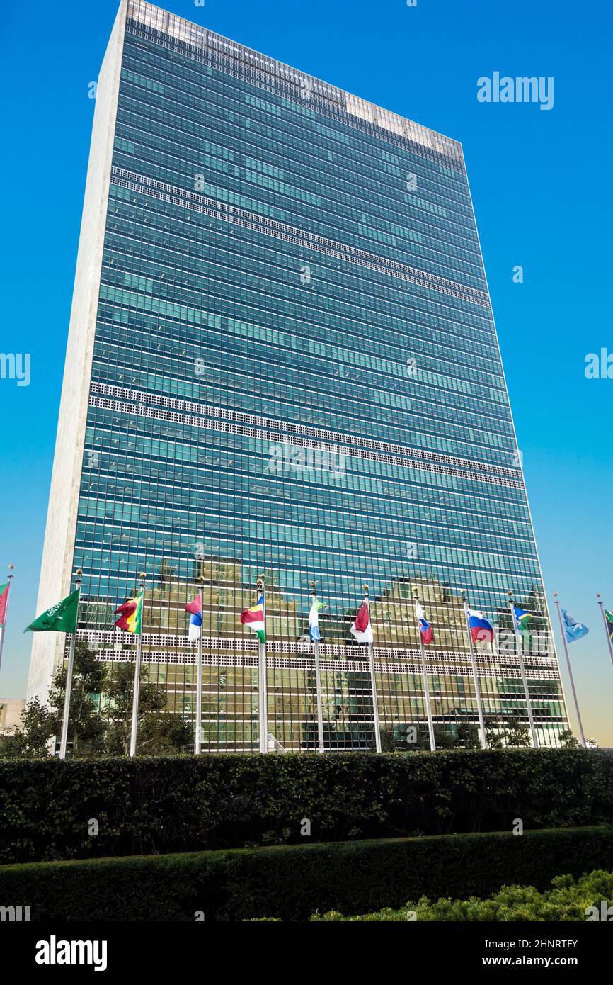 Les Nations Unies construisent des drapeaux des pays participants sous le soleil de l'après-midi Banque D'Images