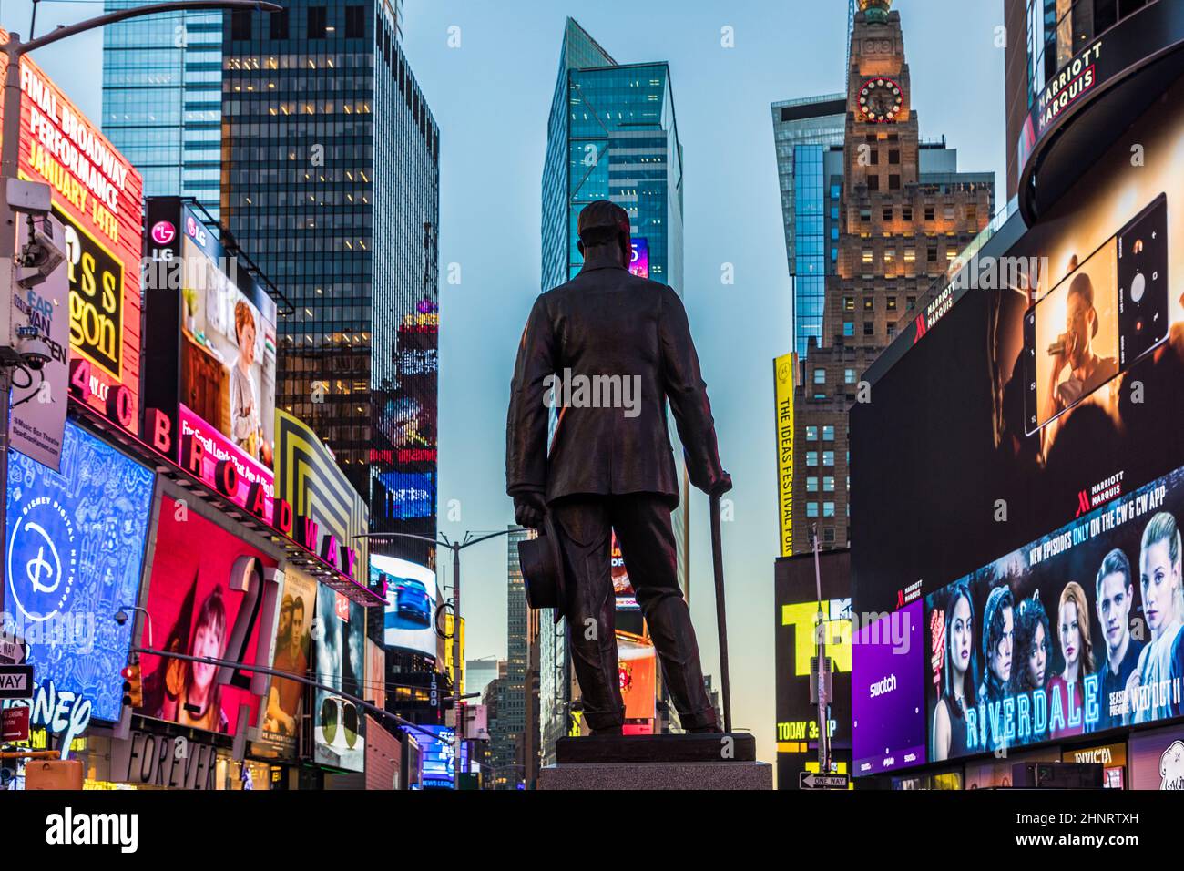 Publicité au néon des nouvelles, des marques et des théâtres à Times Square avec statue de George M. Cohan en début de matinée. Banque D'Images