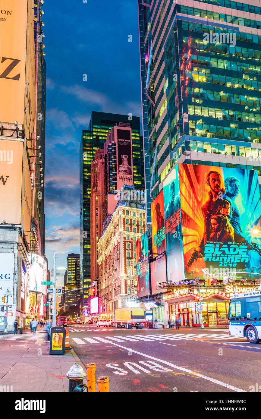 Publicité au néon des nouvelles, des marques et des théâtres à Times Square en début de matinée Banque D'Images