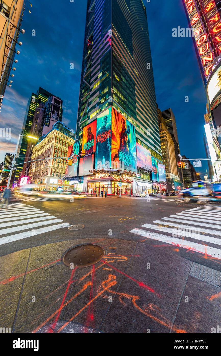 Publicité au néon des nouvelles, des marques et des théâtres à Times Square en début de matinée Banque D'Images