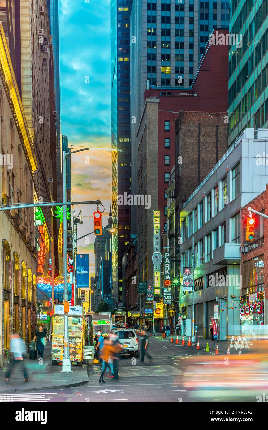 La publicité au néon des nouvelles, des marques et des théâtres à Times Square en début de matinée Banque D'Images
