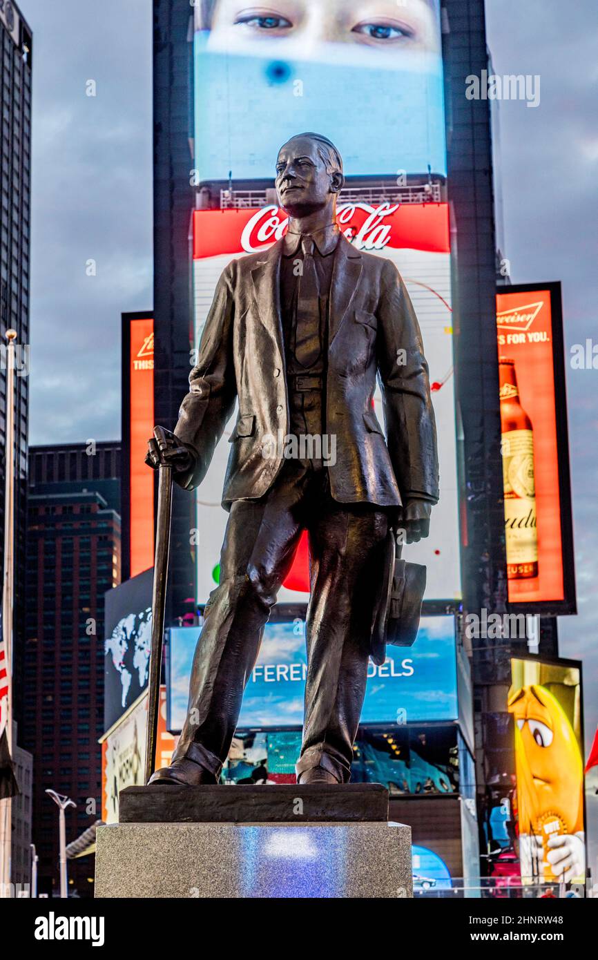 Publicité au néon des nouvelles, des marques et des théâtres à Times Square avec statue de George M. Cohan à Times Square Banque D'Images