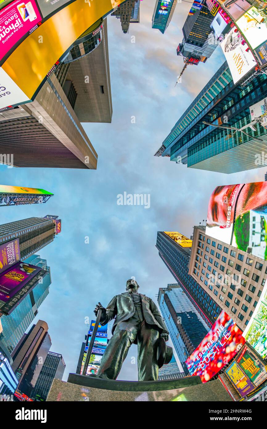 Publicité au néon des nouvelles, des marques et des théâtres à Times Square avec statue de George M. Cohan en début de matinée. Banque D'Images