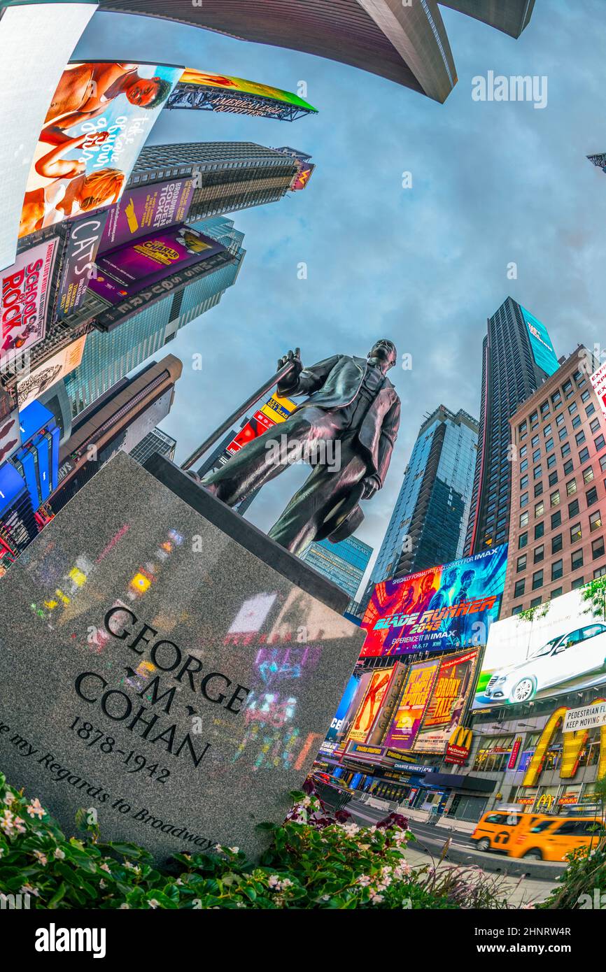 Publicité au néon des nouvelles, des marques et des théâtres à Times Square avec statue de George M. Cohan en début de matinée. Banque D'Images