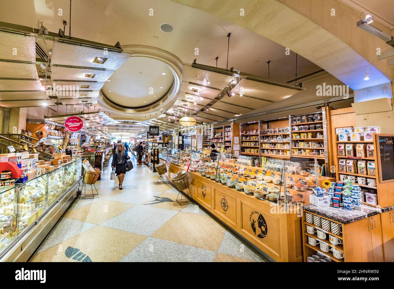 les gens font des emplettes dans le célèbre grand marché central au grand terminal central et achètent des aliments frais Banque D'Images