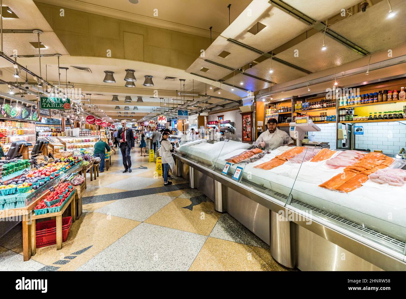 les gens font des emplettes dans le célèbre grand marché central au grand terminal central et achètent des aliments frais. Le marché est célèbre pour ses spécialités comme le poisson, le homard, les herbes et les légumes frais Banque D'Images