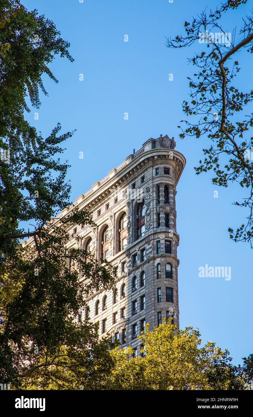 Détail du bâtiment Flatiron du parc de Broadway i New York sous ciel bleu Banque D'Images
