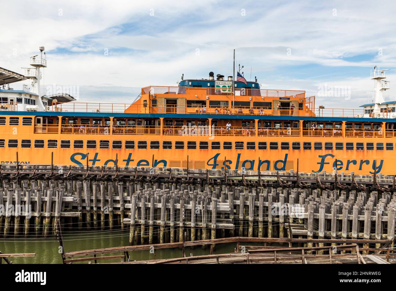 staten island ferry à l'embarcadère. Le ferry relie Manhattan à Staten Island et est offert gratuitement pour tout le monde Banque D'Images