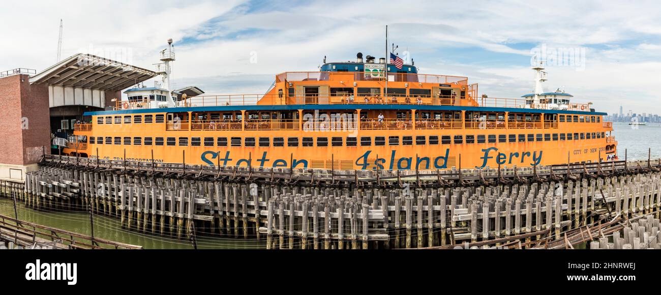 staten island ferry à l'embarcadère. Le ferry relie Manhattan à Staten Island et est offert gratuitement pour tout le monde Banque D'Images