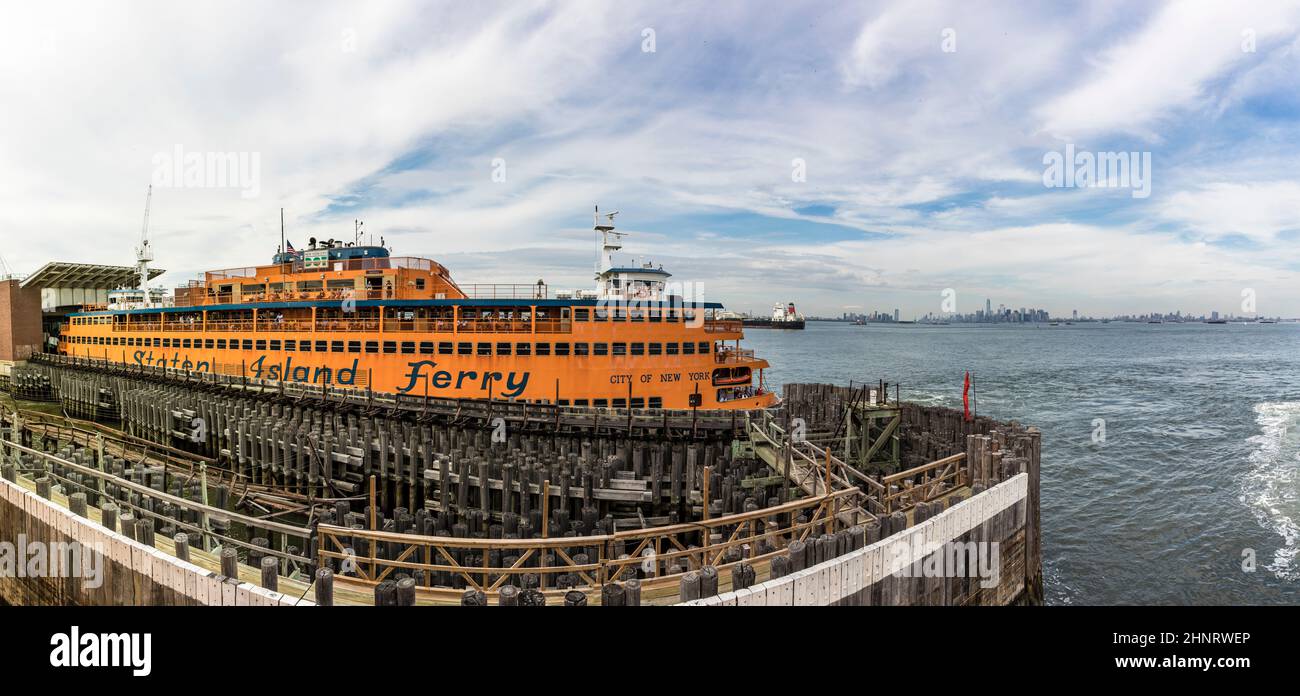 staten island ferry à l'embarcadère. Le ferry relie Manhattan à Staten Island et est offert gratuitement pour tout le monde Banque D'Images