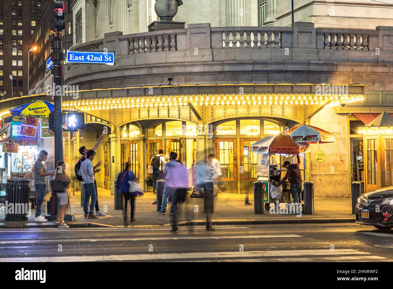 Les gens entrent dans la gare centrale Grand de l'est 42nd rue dans la nuit Banque D'Images