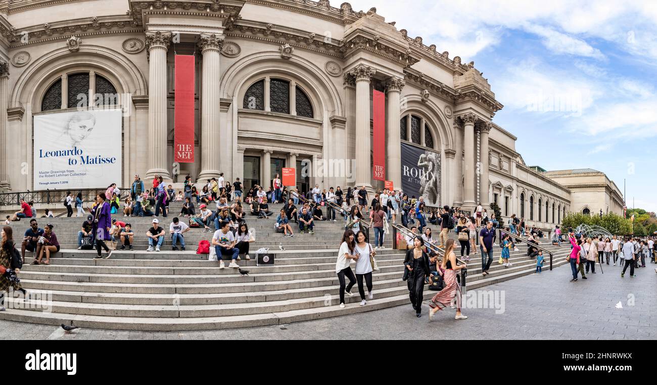 Les gens attendent au Metropolitan Museum of Art pour entrer et se détendre à l'escalier Banque D'Images