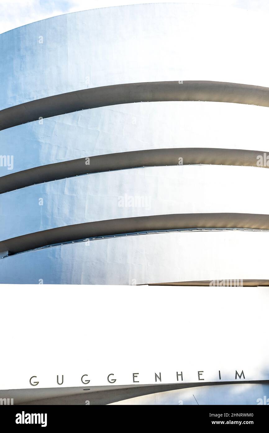 Vue sur la façade du célèbre musée Guggenheim de New York Banque D'Images