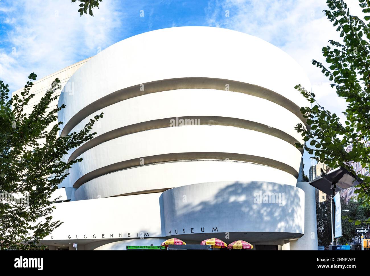 Vue sur la façade du célèbre musée Guggenheim de New York Banque D'Images