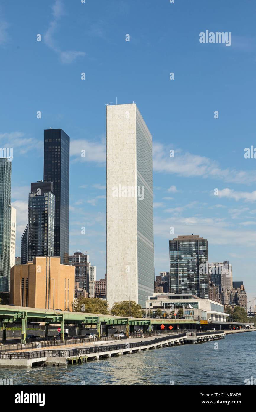 Le siège de l'Organisation des Nations Unies sur l'East River à New York Banque D'Images