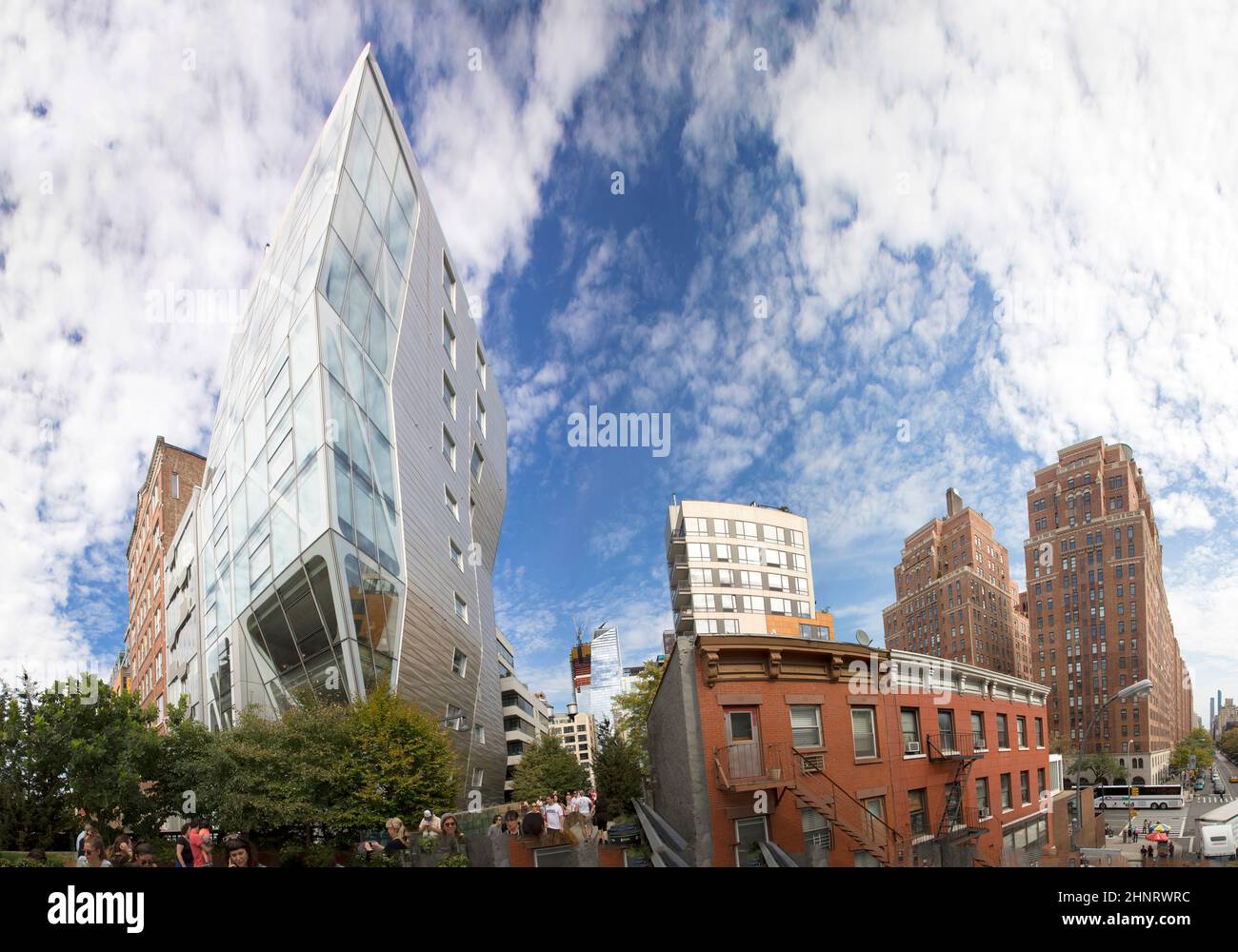 Les gens apprécient le chemin High Line avec l'ancien et le nouveau gratte-ciel Banque D'Images