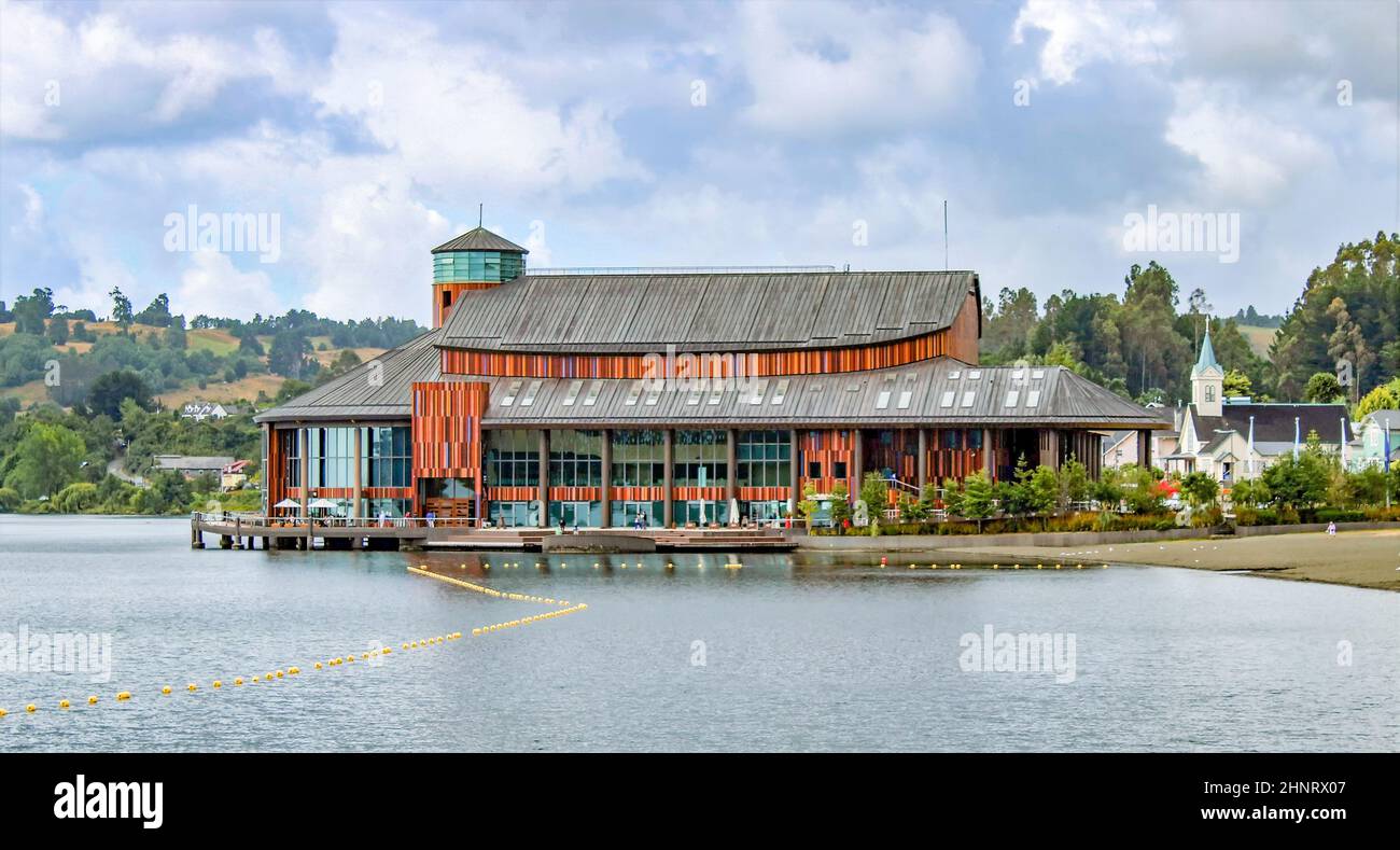 Théâtre en bois et restaurant à Frutilar au lac Llanquihue. Banque D'Images