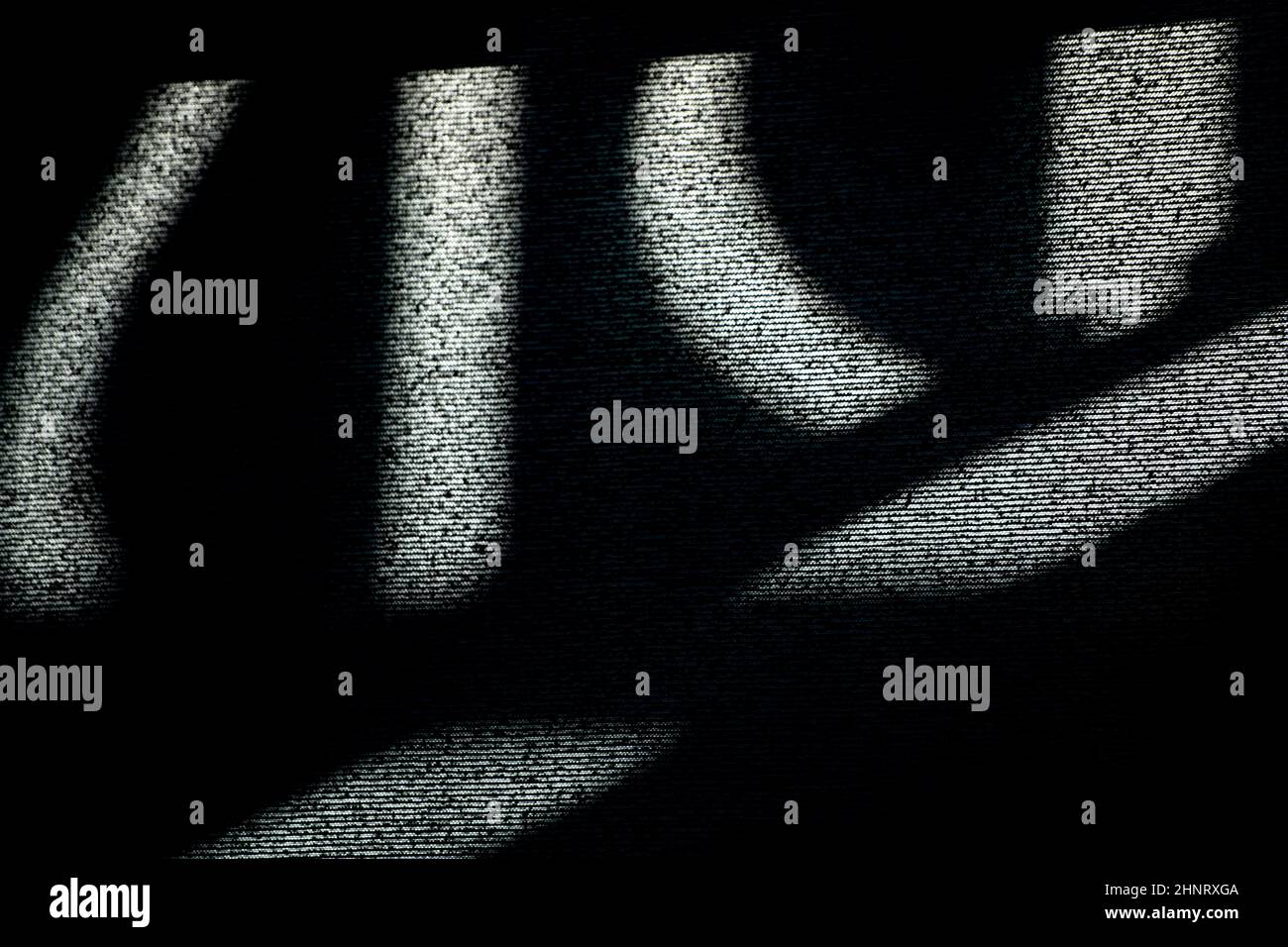motif abstrait de lignes ou d'ombres en forme de symbole sur le store de fenêtre à partir d'un fond texturé ou de fond au format horizontal noir gris et blanc Banque D'Images