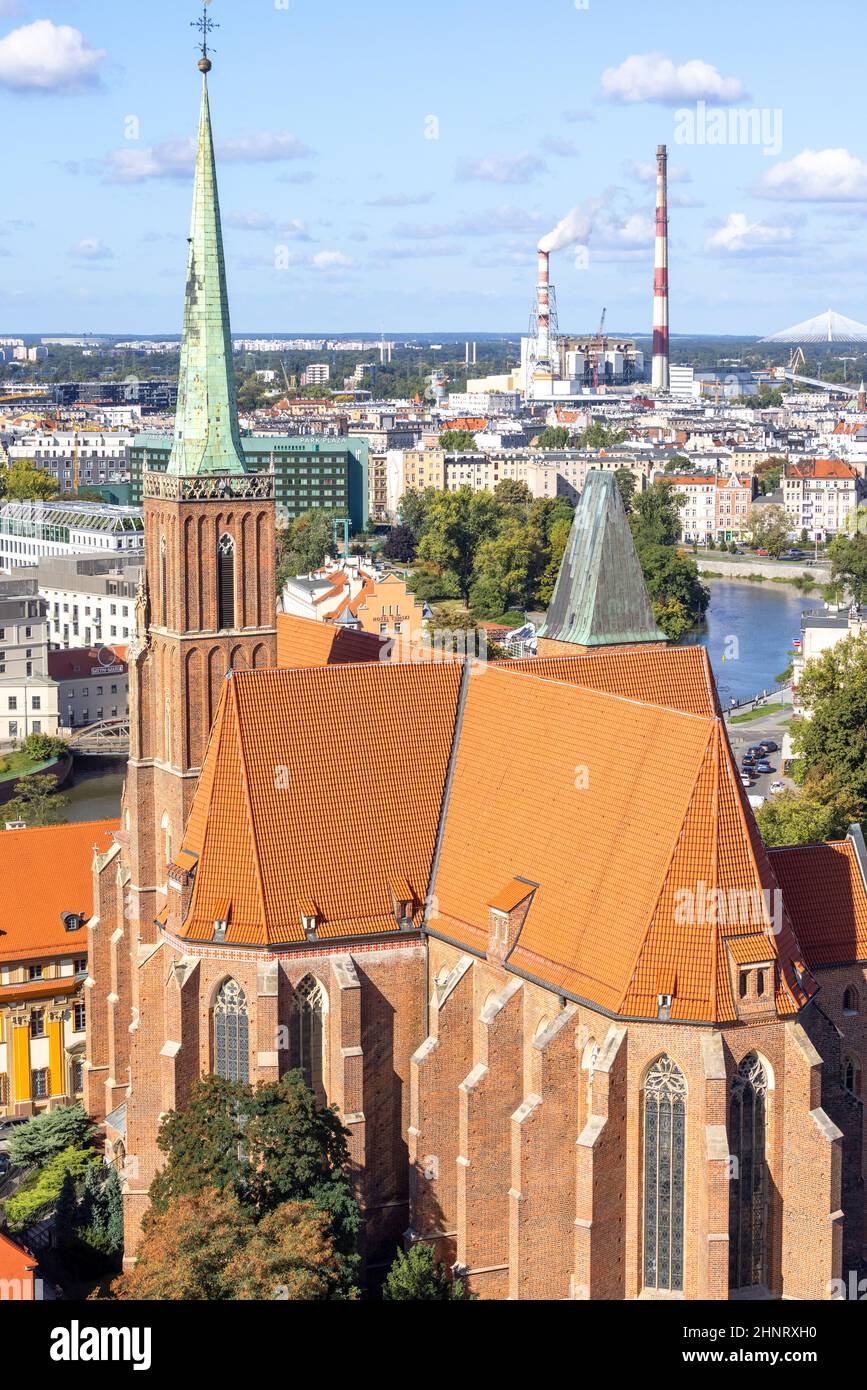 Wroclaw, Pologne - 30 septembre 2021 : vue aérienne de la Collégiale de la Sainte Croix et de Saint Bartholomew depuis la tour de la cathédrale de Wroclaw. C'est une église gothique à Ostrow Tumski Banque D'Images