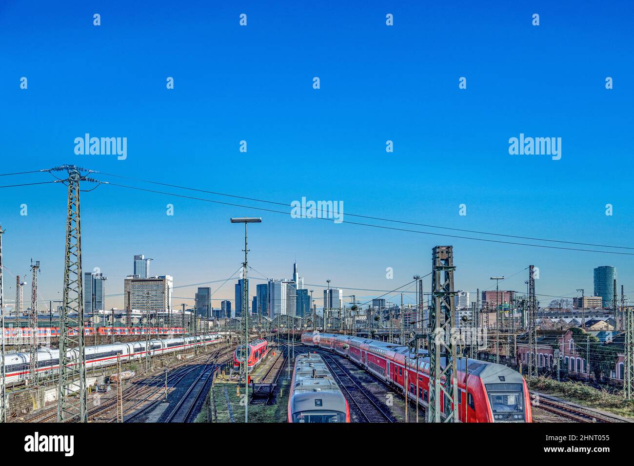 Vue sur la gare centrale de Francfort avec des rails et train une ligne d'horizon du centre-ville de Francfort Banque D'Images