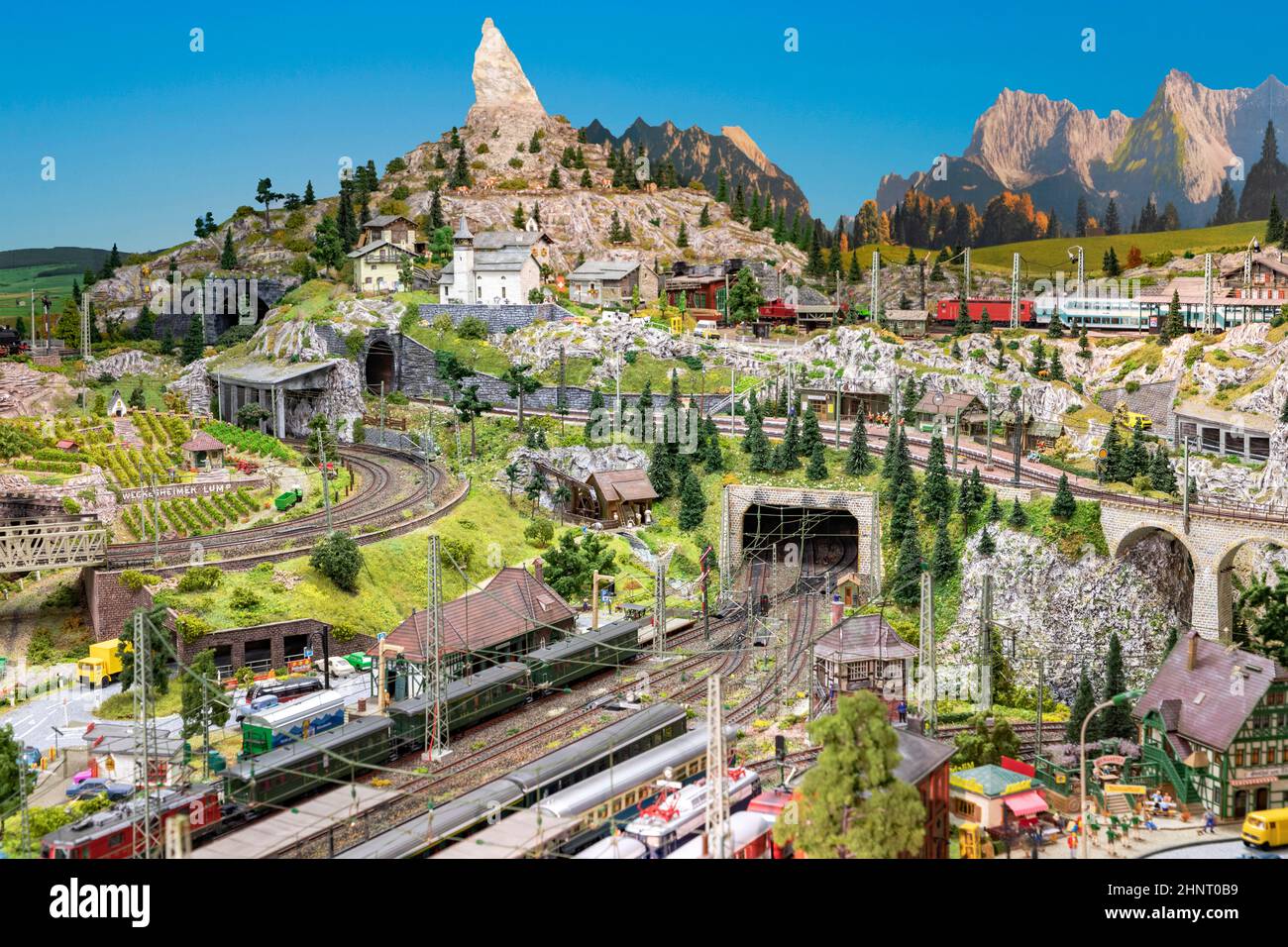 détail du modèle de chemin de fer avec paysage, villages et train d'exploitation Banque D'Images