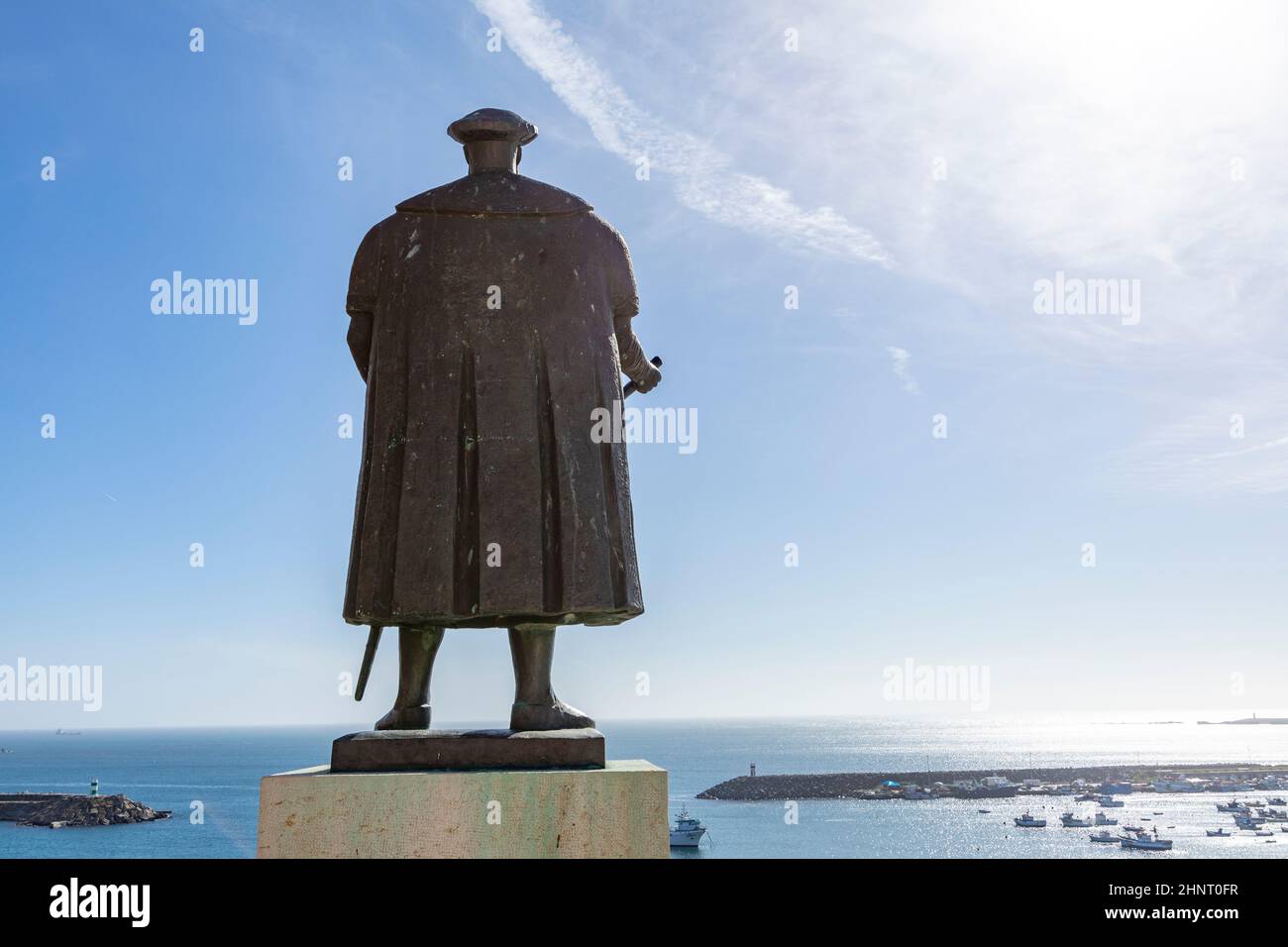 L'explorateur portugais Vasco da Gama statue devant l'église à Sines. Alentejo, Portugal Banque D'Images