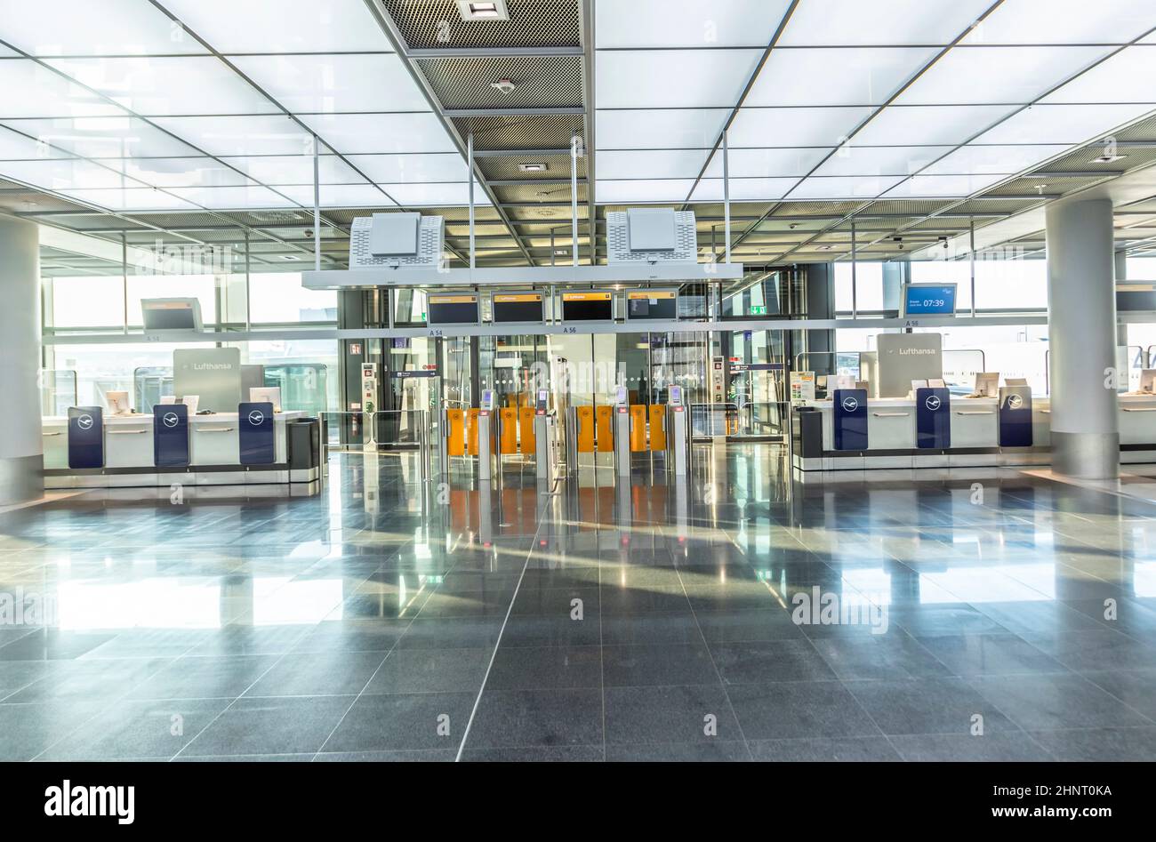 Vider le hall De départ A du terminal 1 de l'aéroport en raison d'une infection par Corona sans passagers Banque D'Images