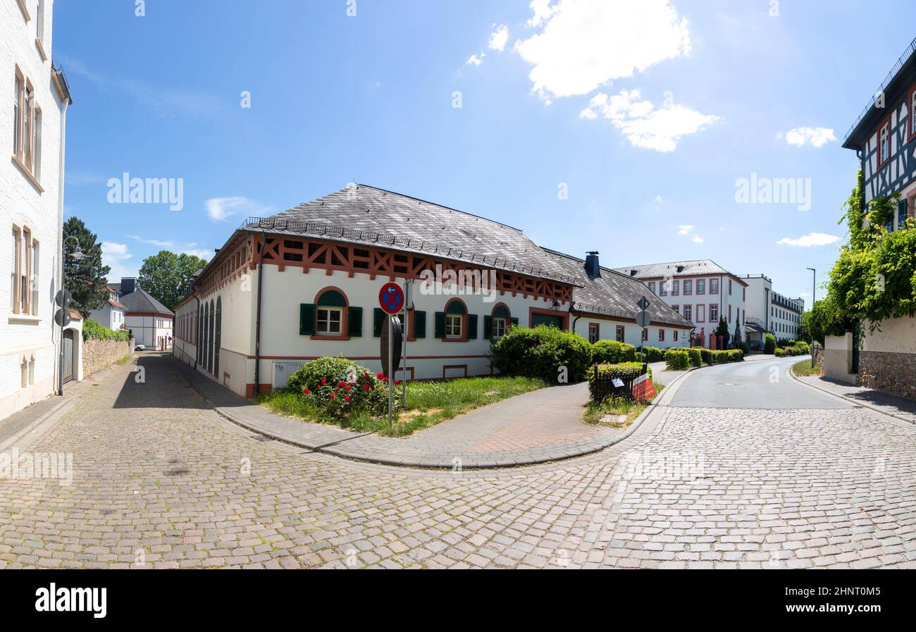 Vue panoramique sur la rue avec cave de vinification rouge à cheval Hood dans la vieille ville d'Eltville, Allemagne. Banque D'Images