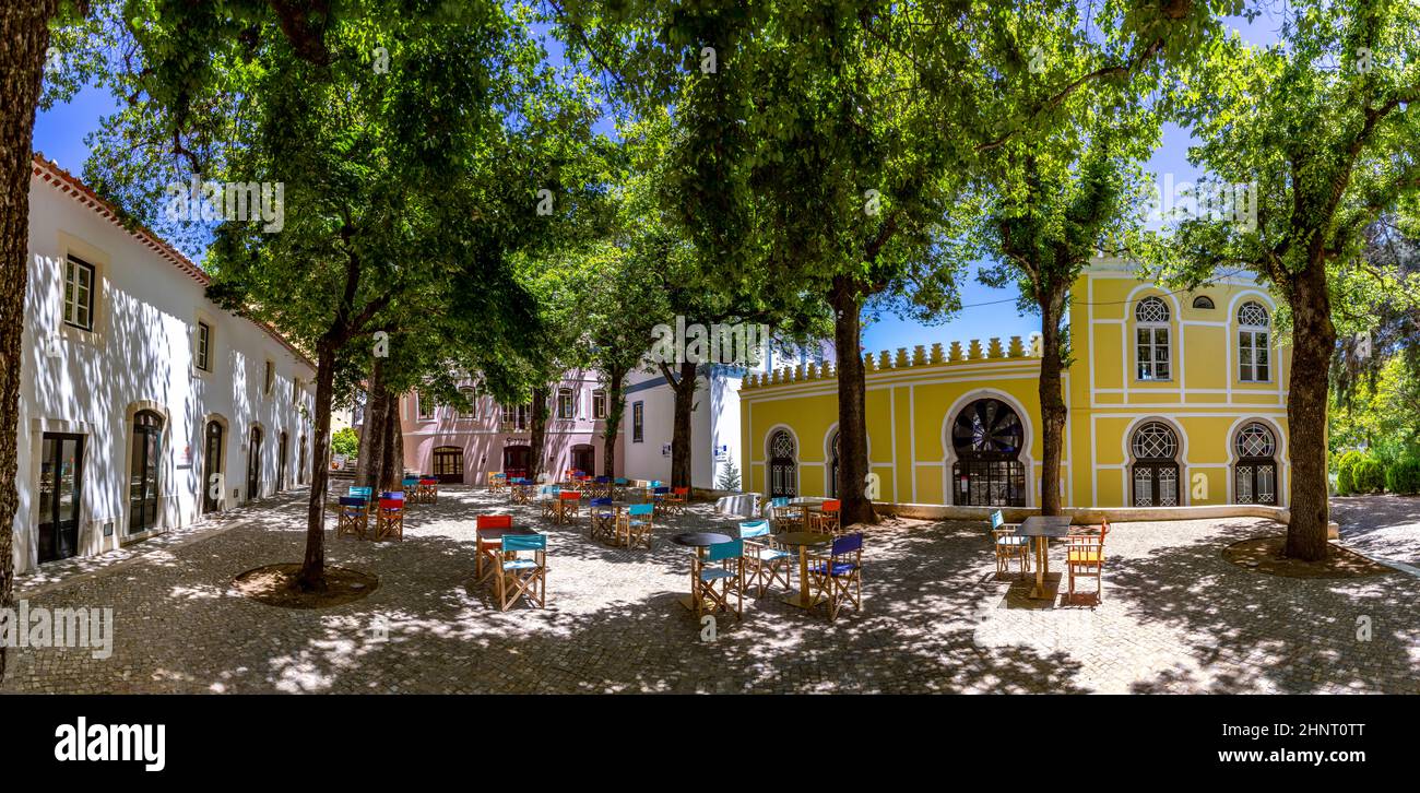 Place avec arbres à la ville thermale de Caldas do Monchique, Algarve, Portugal Banque D'Images