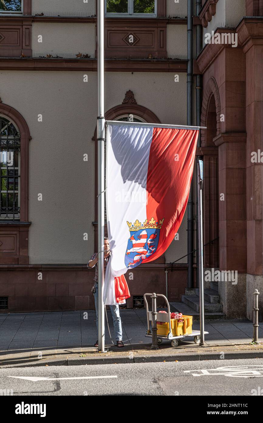 Homme levant le drapeau hessien à Wiesbaden, Allemagne Banque D'Images