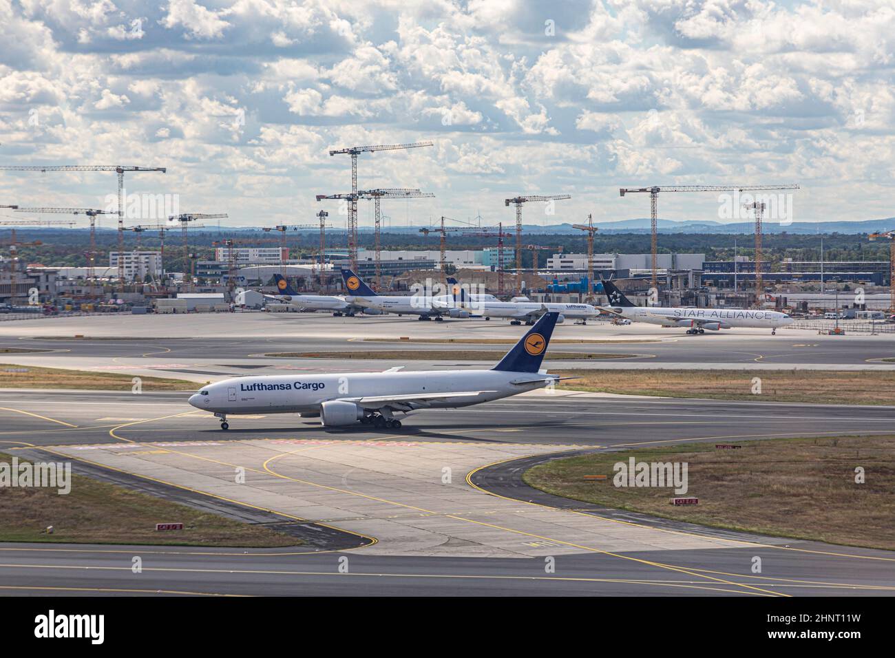 Lufthansa cargo jet prêt pour le décollage à l'aéroport de Francfort Banque D'Images