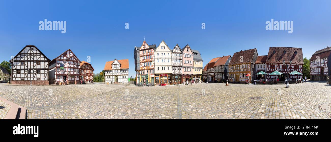 Place du marché à Hessenpark à Neu Anspach. Depuis 1974, plus de 100 bâtiments menacés ont été réérigés au musée en plein air de Hessenpark Banque D'Images