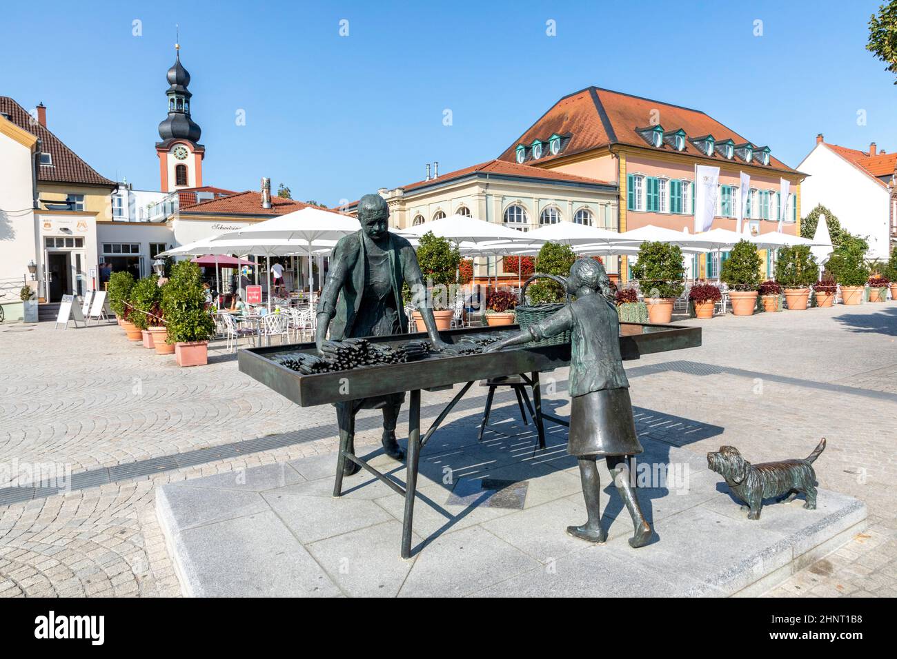 Statue de la femme asperge sur la place du marché à Schwetzingen, Allemagne Banque D'Images