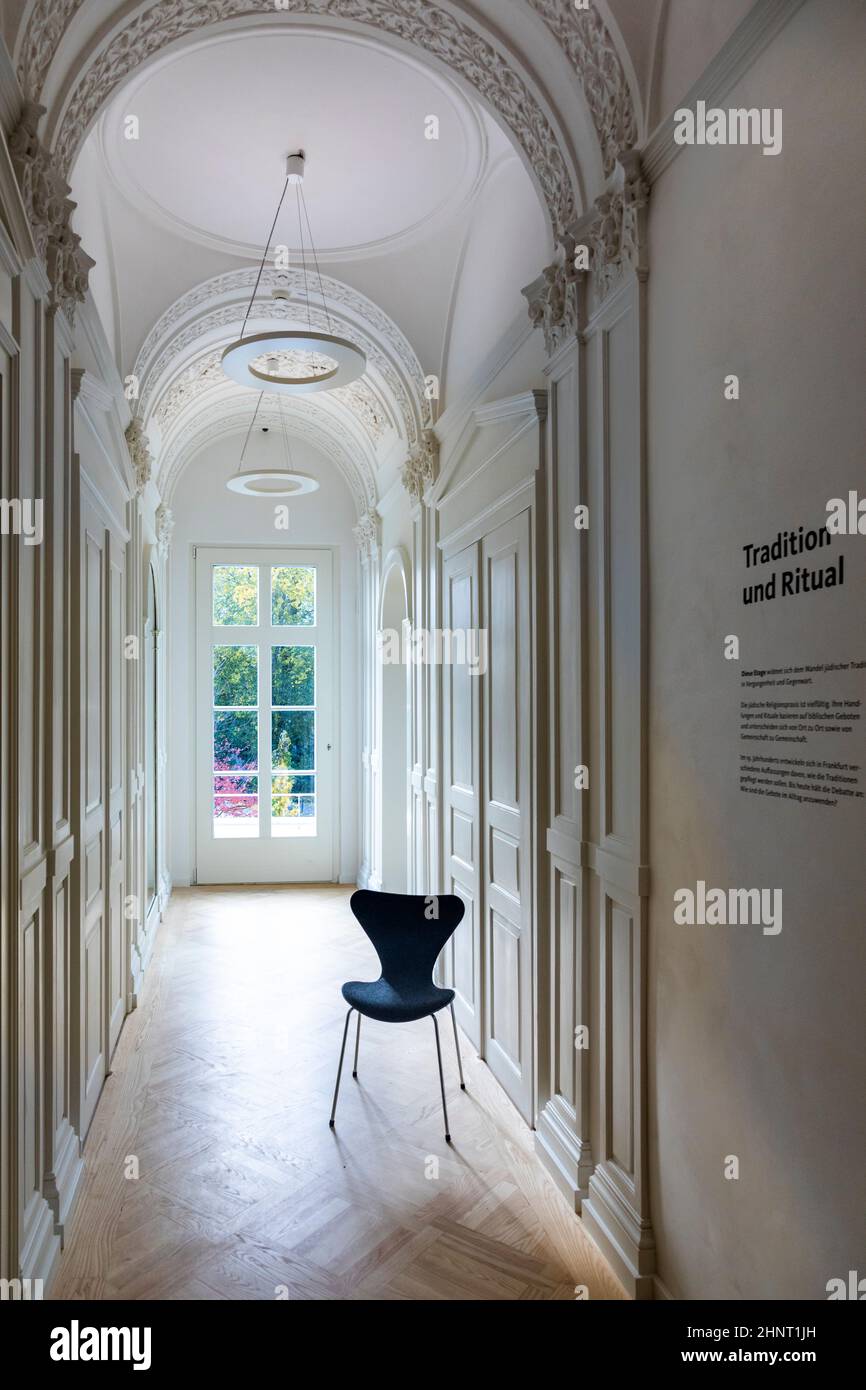 Ancienne salle avec chaise dans le nouveau musée juif de Francfort, Allemagne. Le nouveau Musée a été inauguré en octobre 2020 Banque D'Images