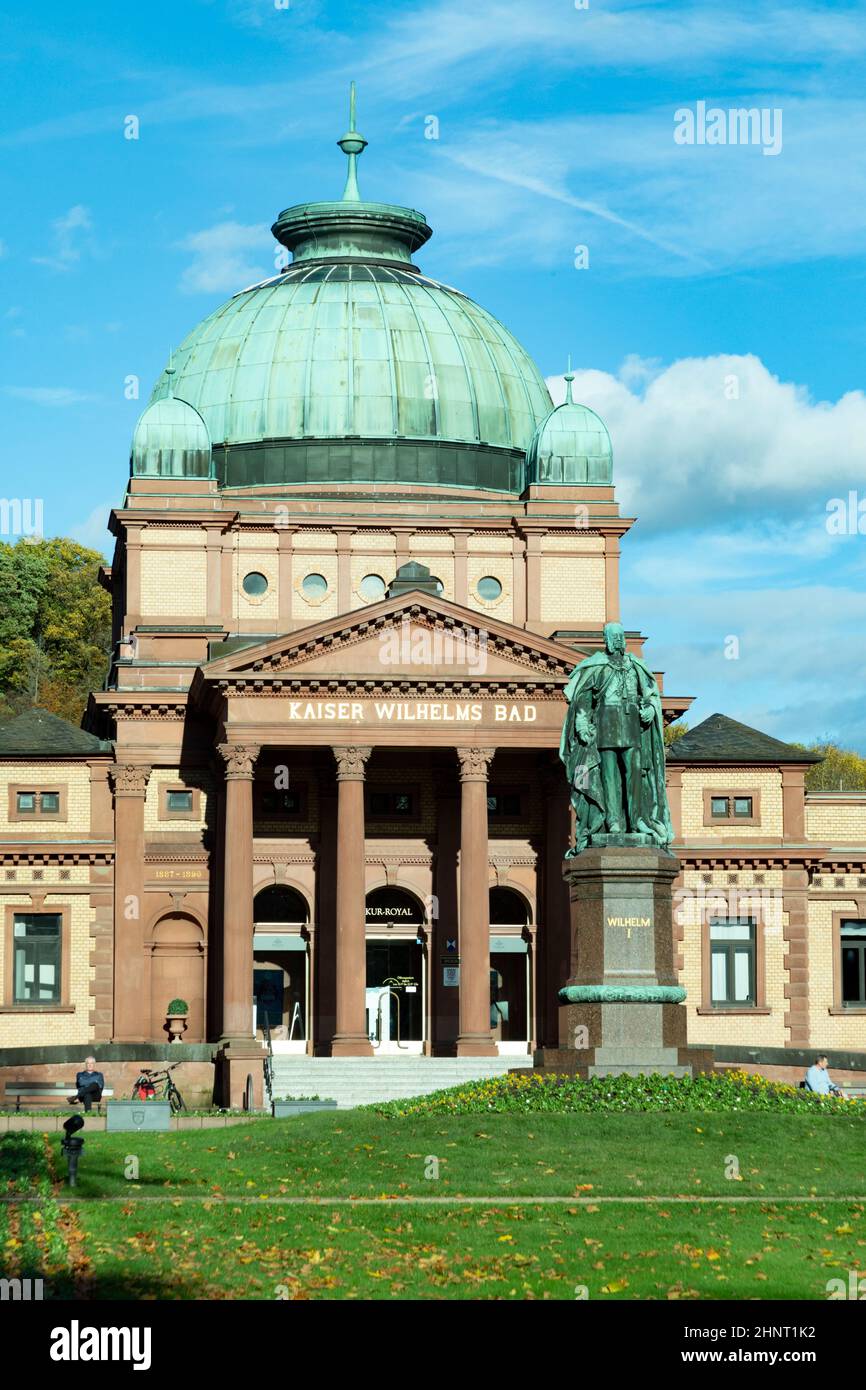 Le bain de Kaiser Wilhelm à Bad Homburg sous le ciel bleu Banque D'Images