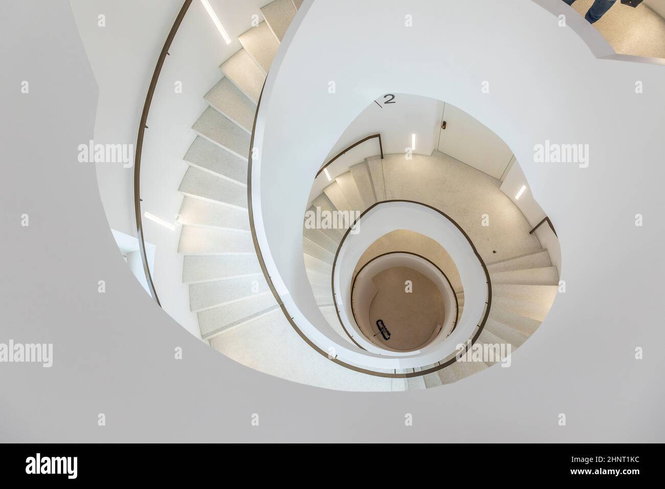 Escalier en colimaçon dans le nouveau musée juif de Francfort, en Allemagne. Le nouveau Musée a été inauguré en octobre 2020 Banque D'Images