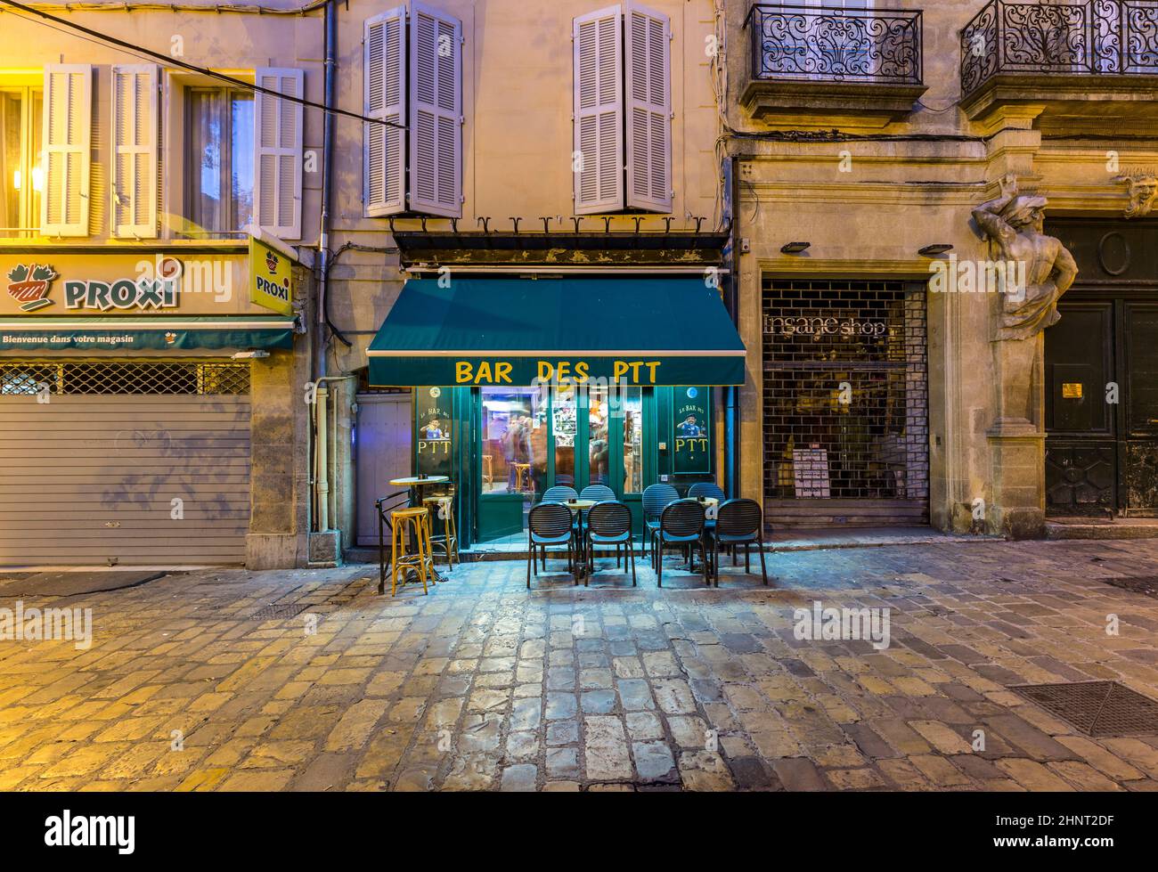 façade ancienne avec café français ouvert dans la lumière du matin Banque D'Images