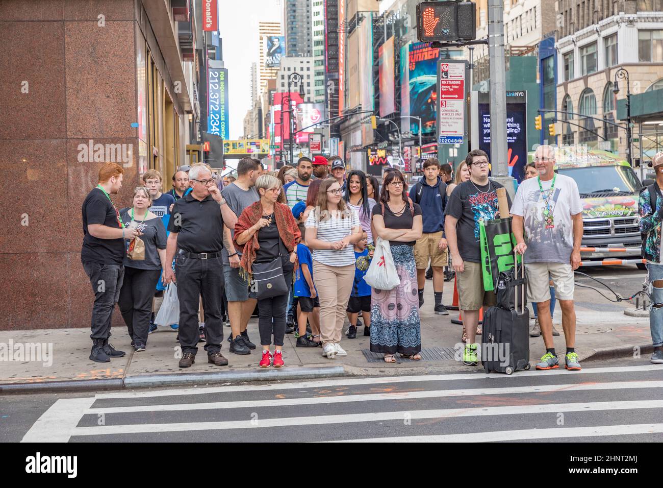 Les gens attendent à un passage piéton pour le panneau vert pour traverser la rue du centre-ville de Manhattan, New York Banque D'Images