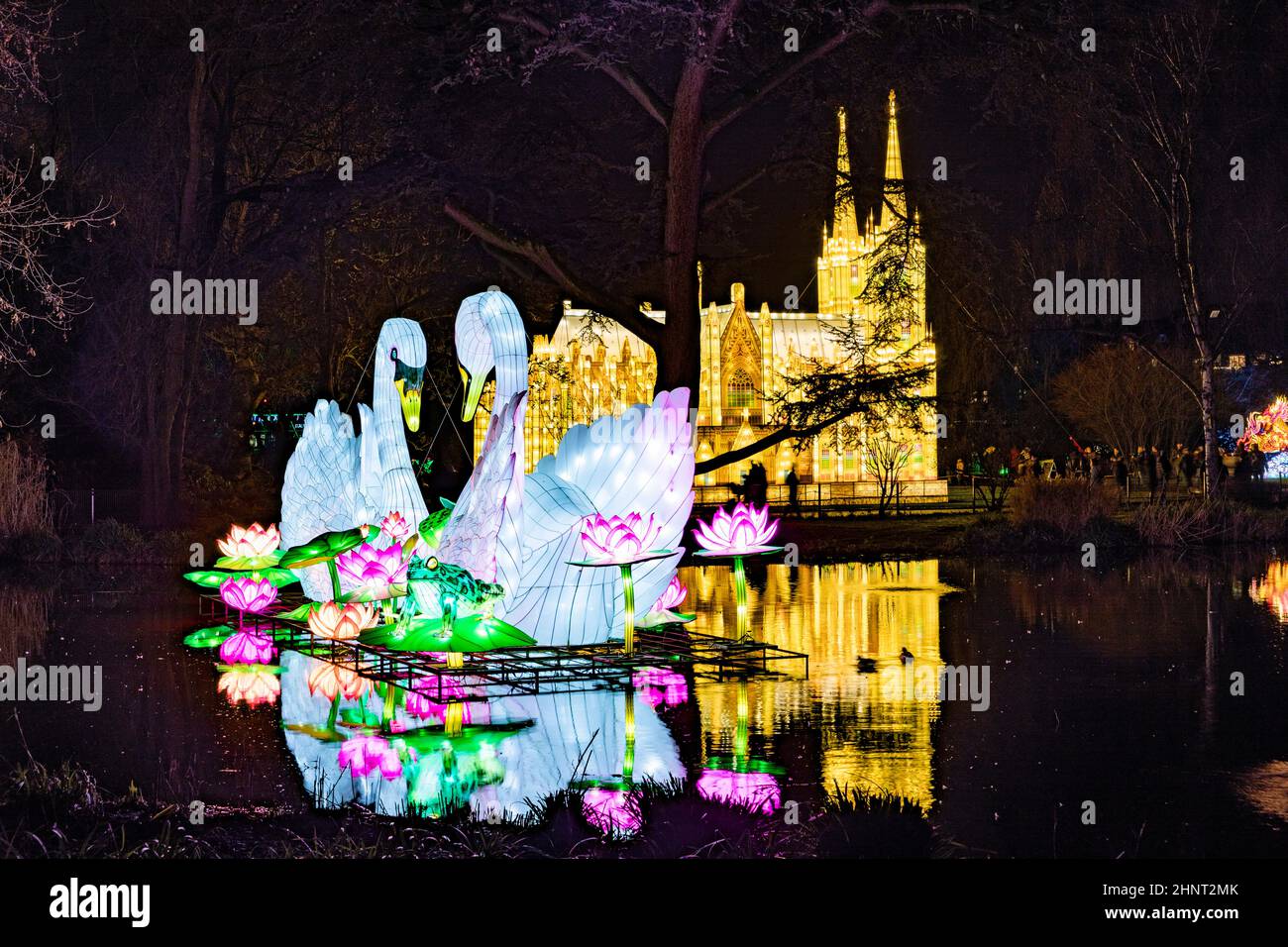 FESTIVAL DE LUMIÈRE DE CHINE au zoo de Cologne avec de nombreux animaux faits de lampes et de techniques de lumière chinoises. Banque D'Images