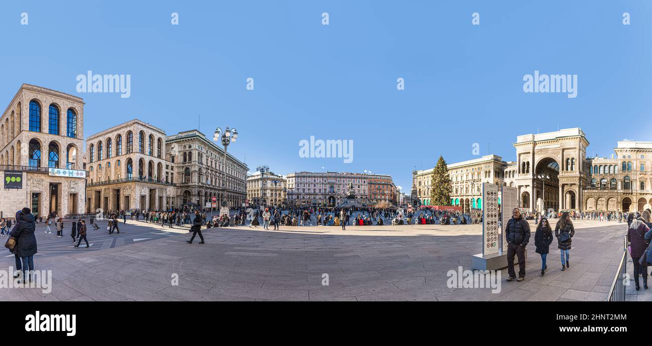 Les gens visitent la place centrale de Milan, la place de la cathédrale par une froide journée d'hiver Banque D'Images