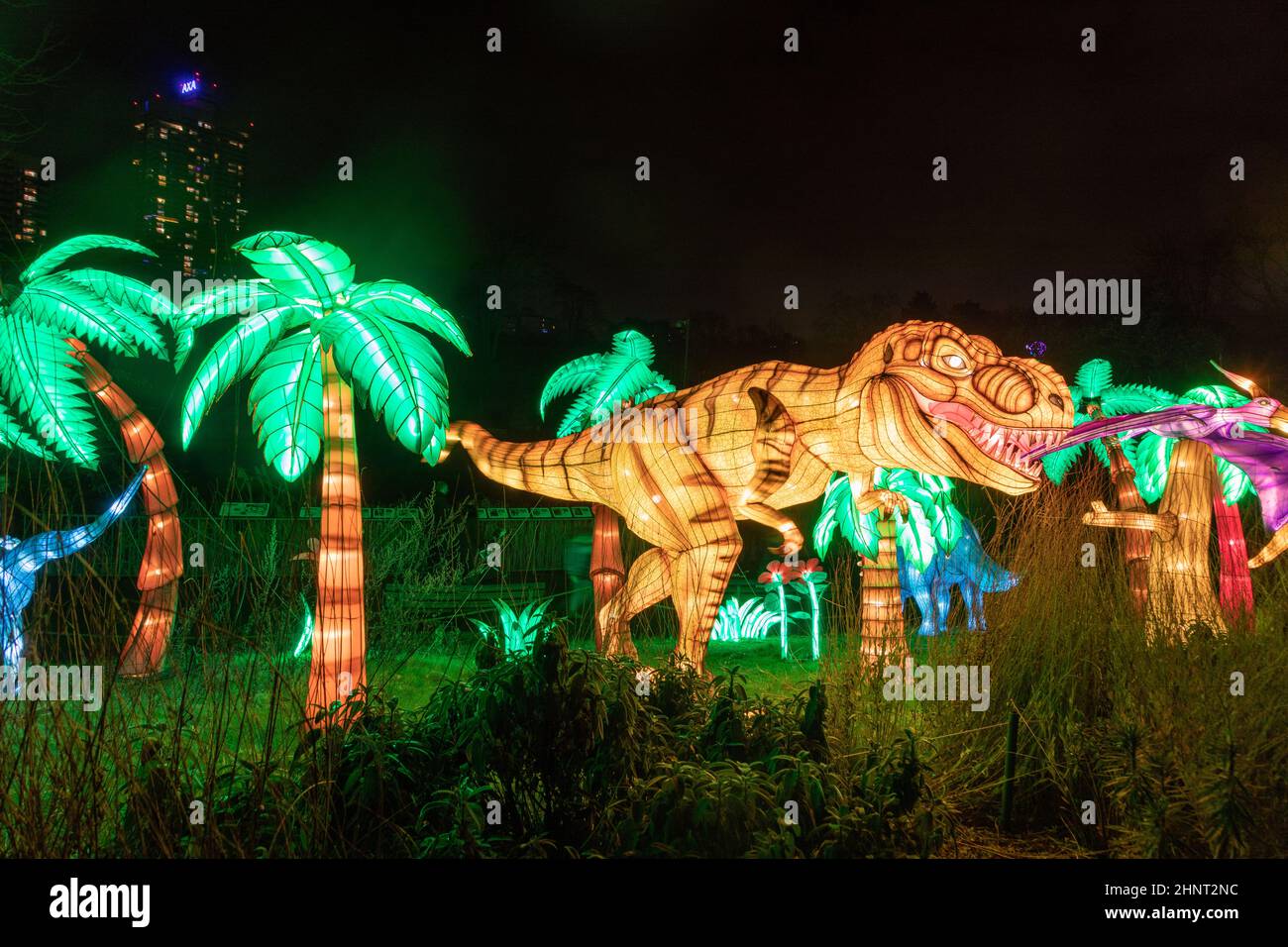 FESTIVAL DE LUMIÈRE DE CHINE au zoo de Cologne avec de nombreux animaux faits de lampes et de techniques de lumière chinoises. Banque D'Images