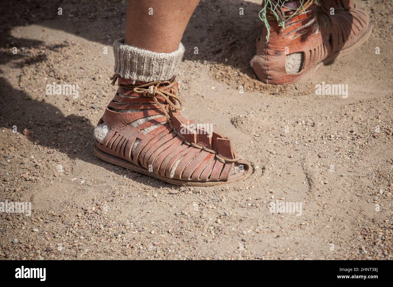 Pied-soldat romain légionnaire portant la caliga.Soldat porte des chaussettes tissées supplémentaires pour les campagnes d'hiver Banque D'Images