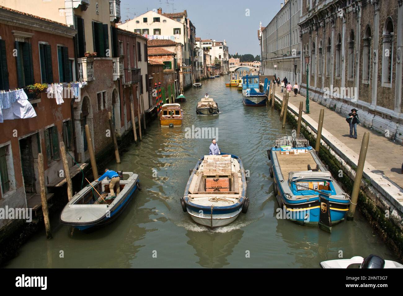 Belles maisons colorées et un canal vu d'une ancienne brigade de la vieille ville de pêcheurs Burano Banque D'Images