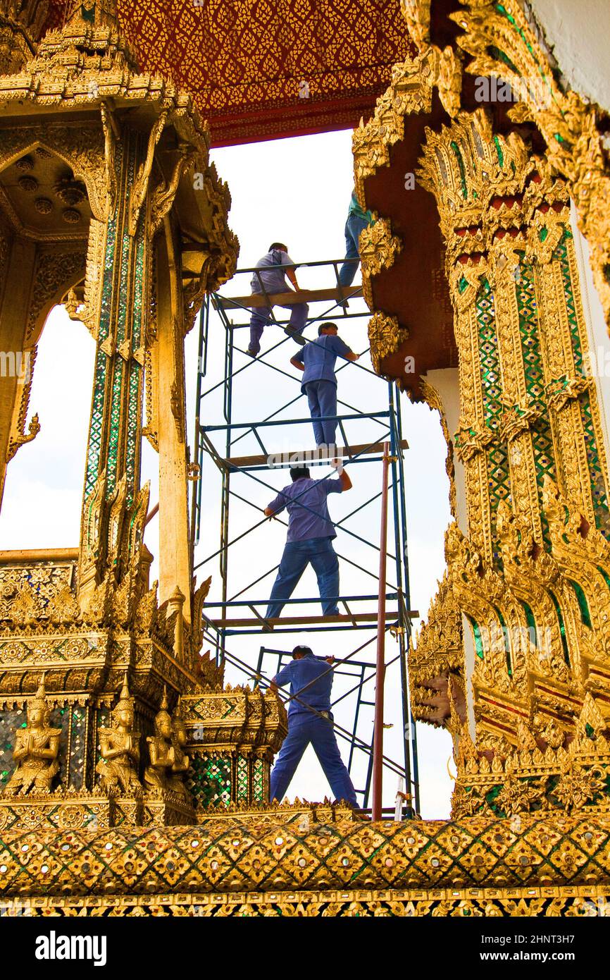 Un ouvrier rénove le temple dans le Grand palais Banque D'Images