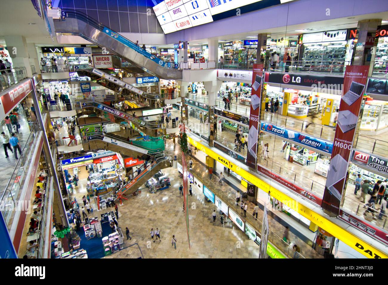 À l'intérieur de la place Pantip, le plus grand complexe commercial électronique et logiciel de Thaïlande Banque D'Images