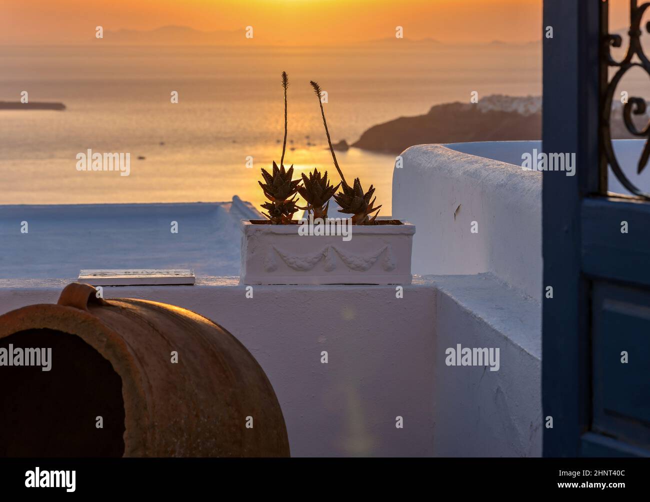 Coucher de soleil sur Santorin, vue depuis Imerovigli. Cyclades, Grèce Banque D'Images